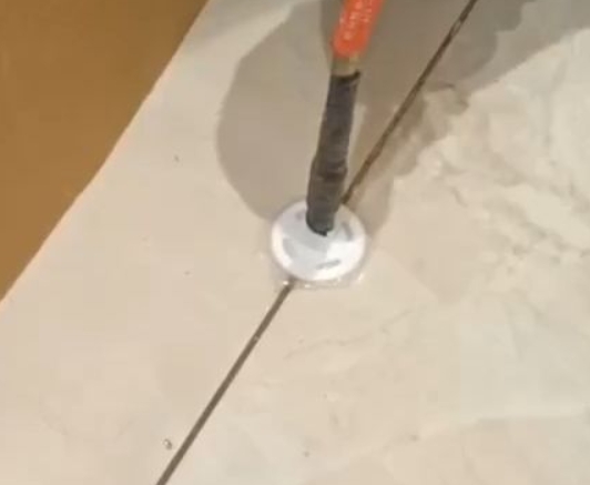 德阳瓷砖空鼓维修公司专业解答瓷砖在铺贴过程中，如果没有涂抹均匀到位的粘结材料（如水泥砂浆或瓷砖胶），可能会导致以下问题