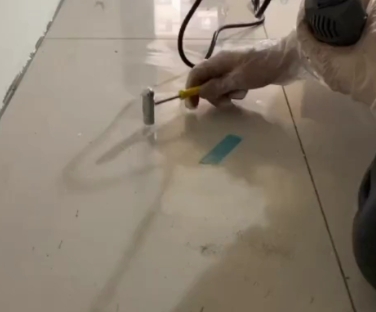 德阳瓷砖开裂维修公司专业分享瓷砖在铺贴前如果没有沥干水分，将会导致以下问题